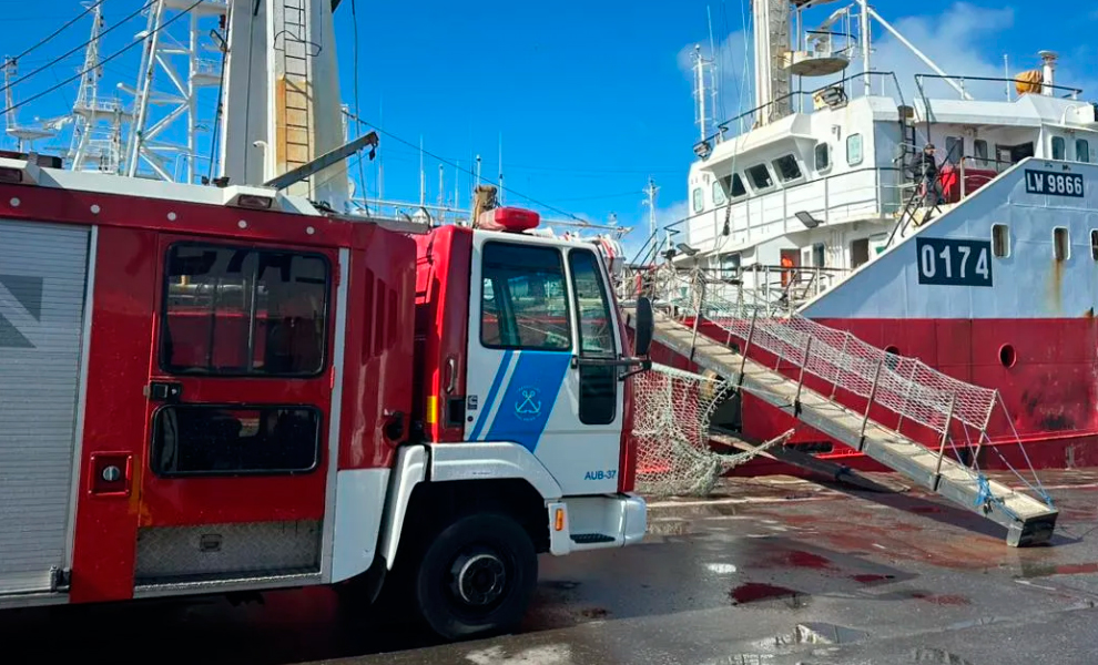 Bomberos de Prefectura sofocaron un incendio en un buque pesquero