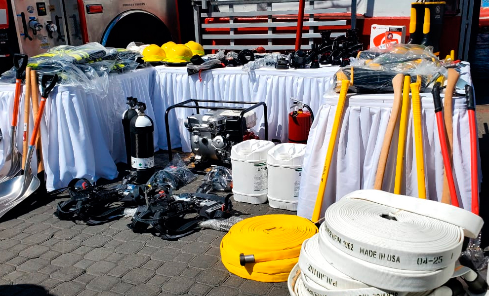 Gobierno entrega moderno camión y equipos a Bomberos de Puerto Plata