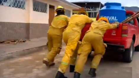 Los bomberos de Quilanga enfrentan incendios con una camioneta de 1997