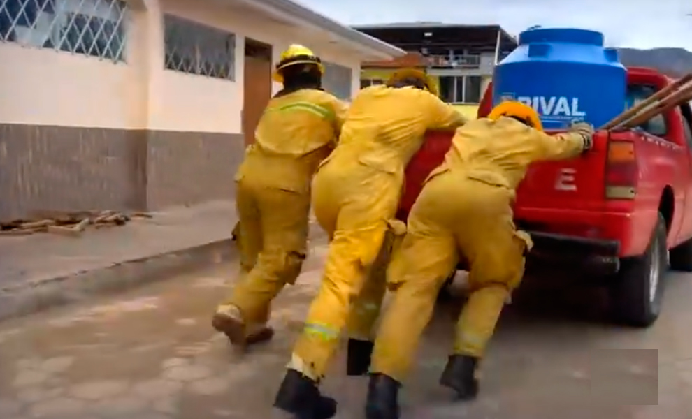 Los bomberos de Quilanga enfrentan incendios con una camioneta de 1997