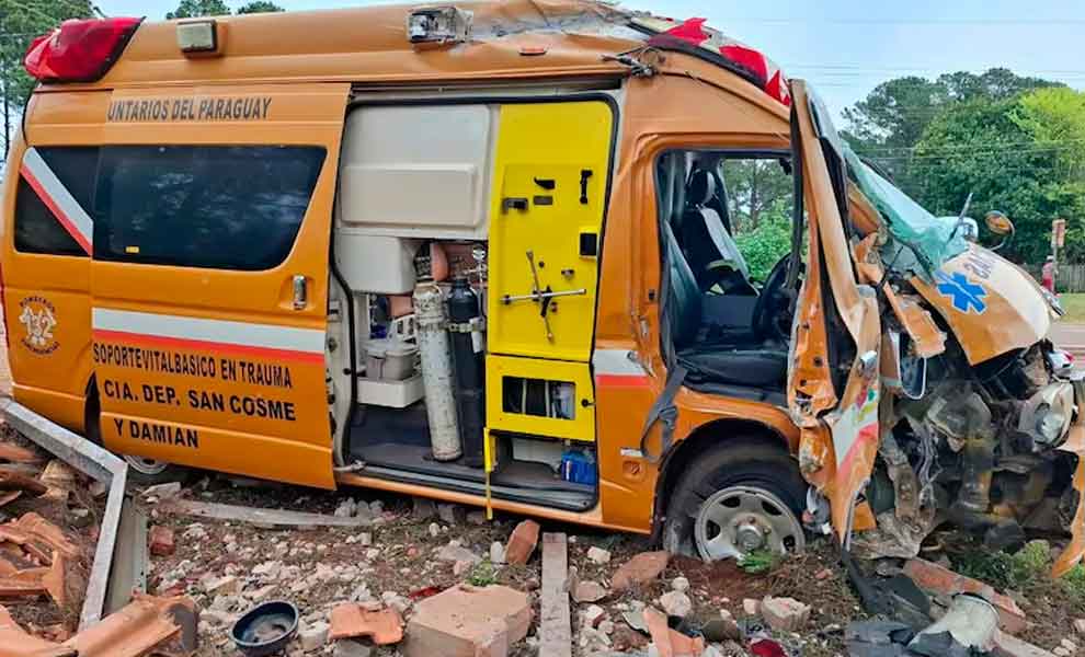 Ambulancia de Bomberos chocó cuando iba a asistir a un accidente de tránsito