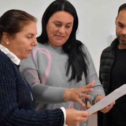 Equipo de trabajo para recuperar un cuartel de bomberos que permanece cerrado