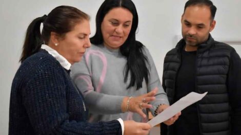 Equipo de trabajo para recuperar un cuartel de bomberos que permanece cerrado