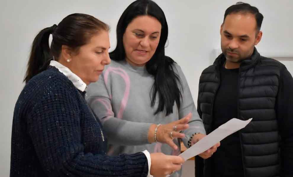 Equipo de trabajo para recuperar un cuartel de bomberos que permanece cerrado