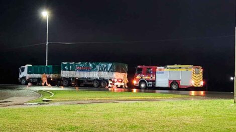 Los bomberos se rozaron con un camión cuando se dirigían a un vuelco