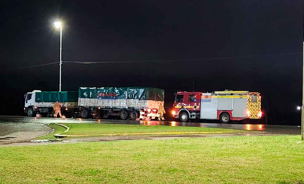 Los bomberos se rozaron con un camión cuando se dirigían a un vuelco
