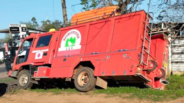Intentaron robar un camión de bomberos y terminaron cayendo en la cuneta