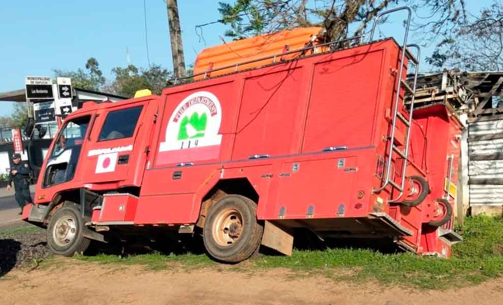 Intentaron robar un camión de bomberos y terminaron cayendo en la cuneta