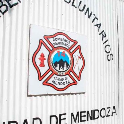 Bomberos fueron a apagar un incendio y vecinos los atacaron a piedrazos