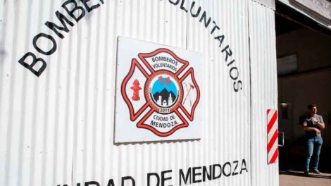 Bomberos fueron a apagar un incendio y vecinos los atacaron a piedrazos