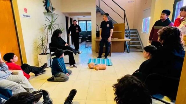 Bomberos dio taller de RCP a integrantes de la Callejeada
