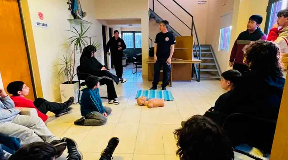 Bomberos dio taller de RCP a integrantes de la Callejeada