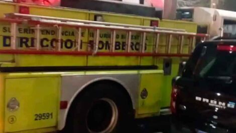 No escuchó la sirena del camión de bomberos y causó un triple choque