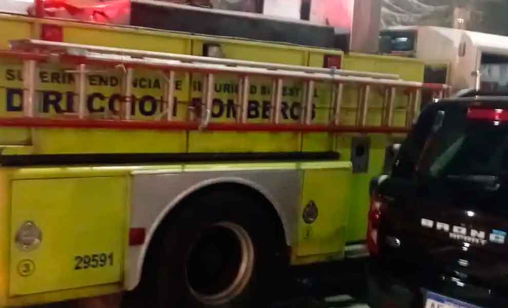 No escuchó la sirena del camión de bomberos y causó un triple choque