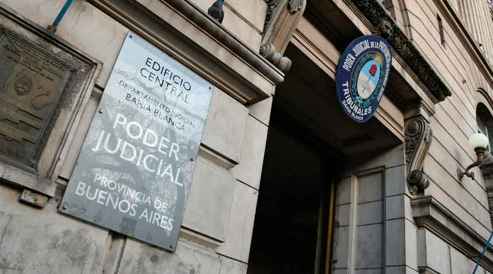 Condenan a dos años a un bombero por tocarle los glúteos a una subordinada