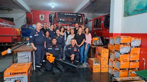 El Ministerio de Ambiente entregó un kit de emergencia climática a bomberos de Zárate