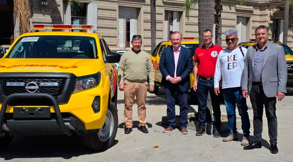Entrega de camionetas y equipamientos para bomberos de San Cristóbal