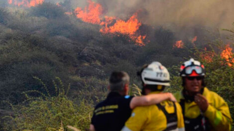 Un bombero terminó herido por la descarga de un avión hidrante