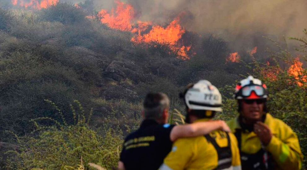 Un bombero terminó herido por la descarga de un avión hidrante