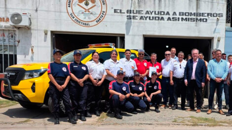 El Gobierno Provincial entregó una nueva camioneta a Bomberos de San Cristóbal