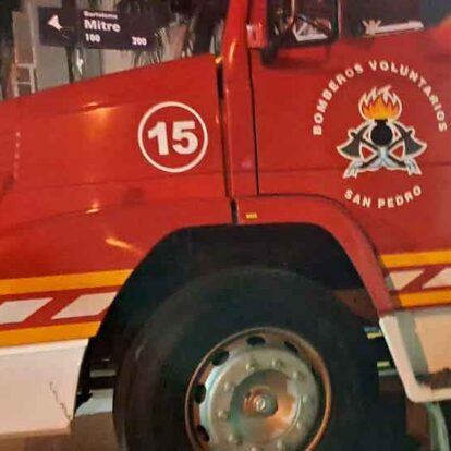 Apedrearon un móvil de Bomberos durante un incendio