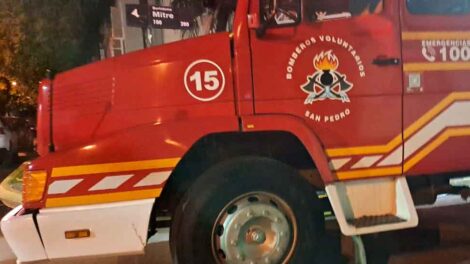 Apedrearon un móvil de Bomberos durante un incendio