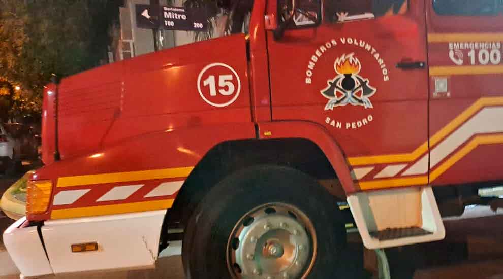Apedrearon un móvil de Bomberos durante un incendio