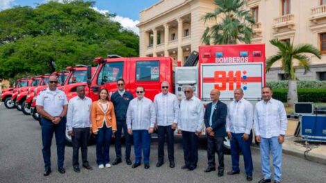 911 entregan un camión de bomberos a Piedra Blanca