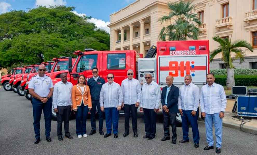 911 entregan un camión de bomberos a Piedra Blanca