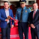 Embajador de EE.UU. hace donaciones al Cuerpo de Bomberos
