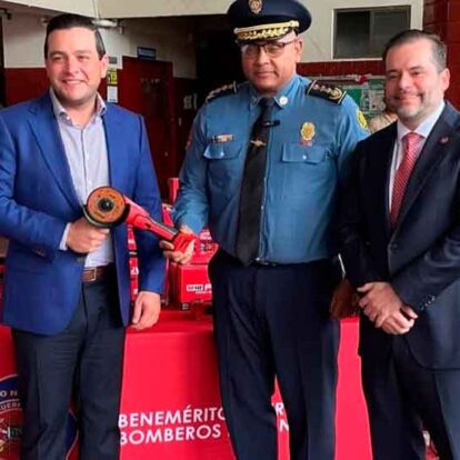 Embajador de EE.UU. hace donaciones al Cuerpo de Bomberos