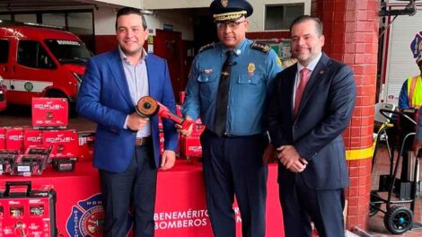 Embajador de EE.UU. hace donaciones al Cuerpo de Bomberos