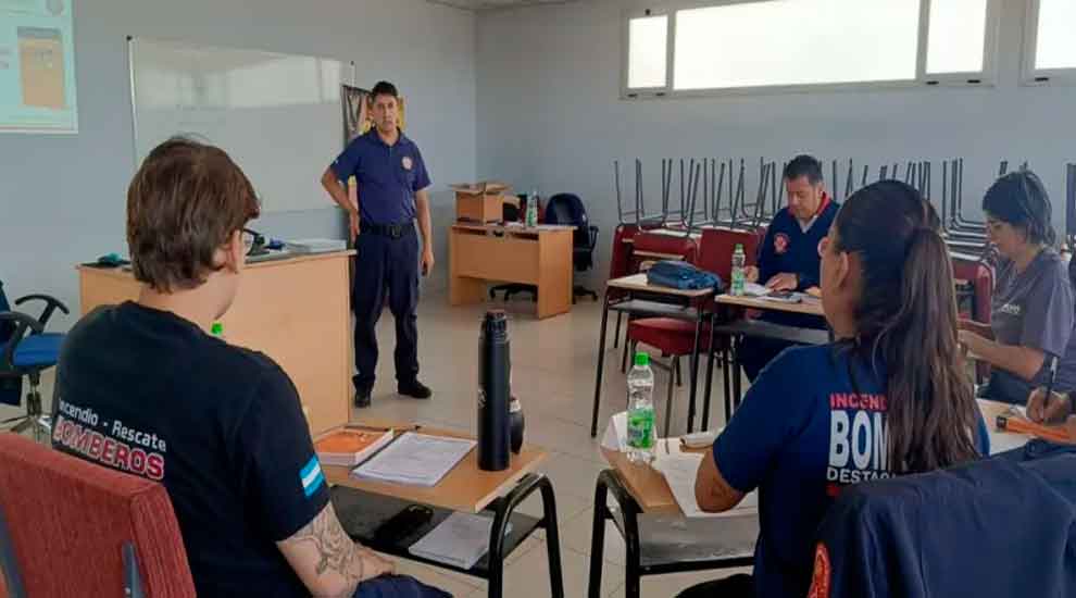 Bomberos Voluntarios se capacitan en materiales peligrosos