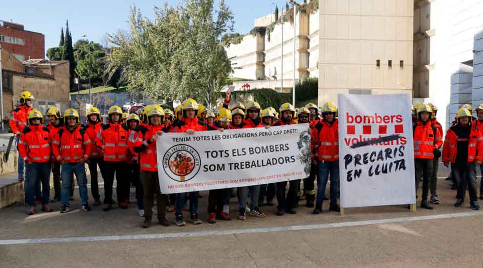 Bomberos voluntarios presentan una demanda colectiva contra la Generalitat