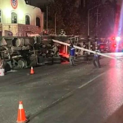 Chofer se queda dormido y choca su tráiler contra camión de bomberos