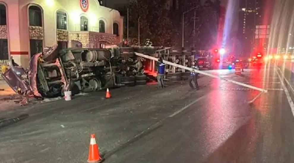 Chofer se queda dormido y choca su tráiler contra camión de bomberos