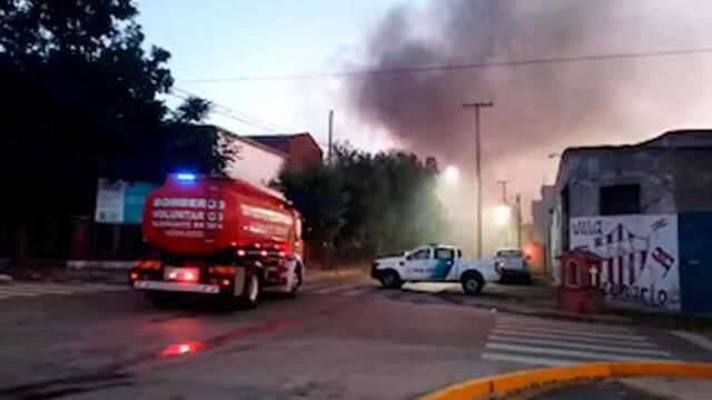 Un voraz incendio consumió dos fábricas de artefactos plásticos