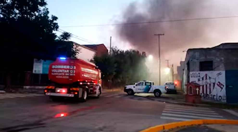 Un voraz incendio consumió dos fábricas de artefactos plásticos