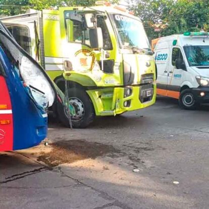 Un colectivo chocó contra un camión de bomberos de Godoy Cruz