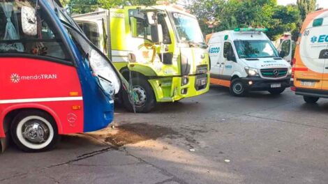 Un colectivo chocó contra un camión de bomberos de Godoy Cruz