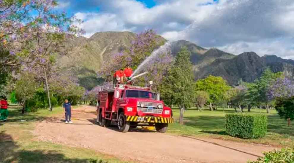 Bomberos voluntarios de Luján suman una autobomba donada por Ford