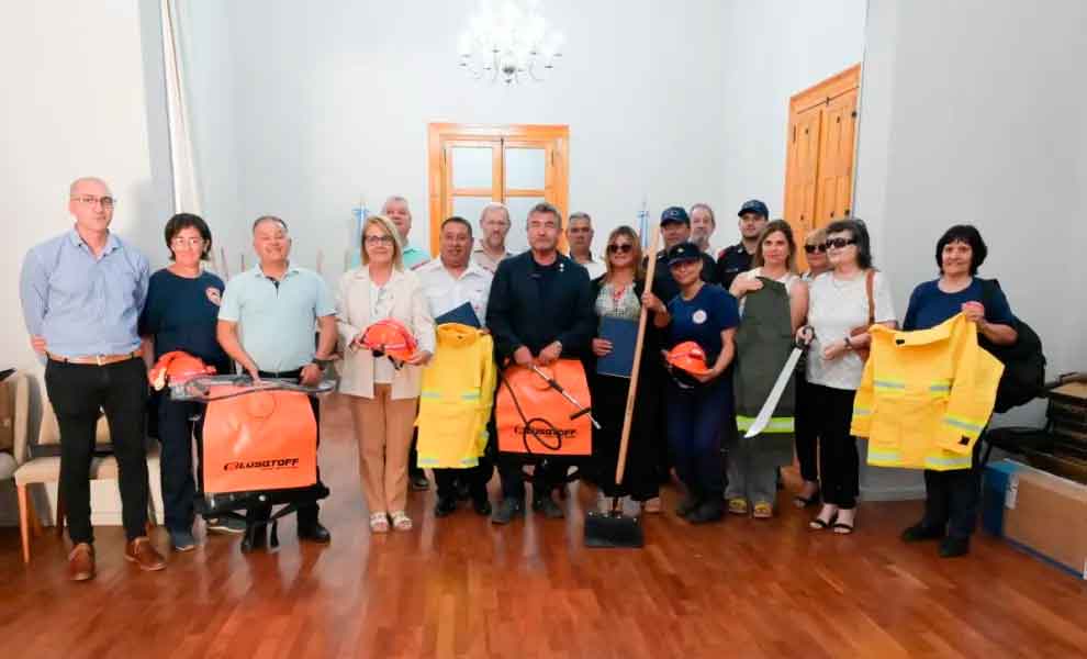 Entregaron nuevos kits operativos a cinco cuarteles de bomberos de la provincia