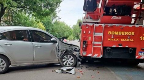 Chocaron Una Unidad De Bomberos Que Estaba Estacionada Frente Al Cuartel