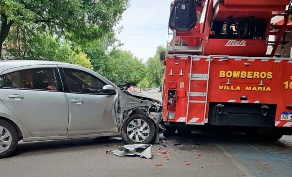 Chocaron Una Unidad De Bomberos Que Estaba Estacionada Frente Al Cuartel