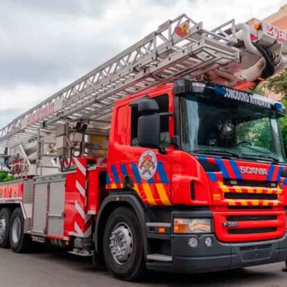 Bomberos Voluntarios presentaron la escalera hidroelevadora de 35 metros