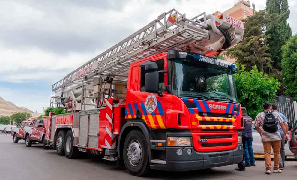 Bomberos Voluntarios presentaron la escalera hidroelevadora de 35 metros