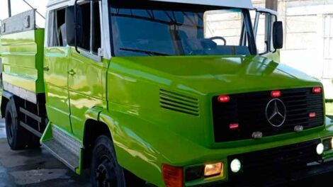 Internos de Batán restauraron una autobomba para los Bomberos Monolito