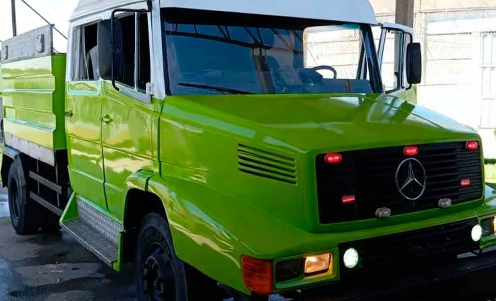 Internos de Batán restauraron una autobomba para los Bomberos Monolito