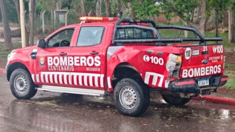 Chocó a un móvil de Bomberos voluntarios en Centenario y escapó