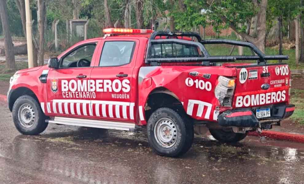 Chocó a un móvil de Bomberos voluntarios en Centenario y escapó